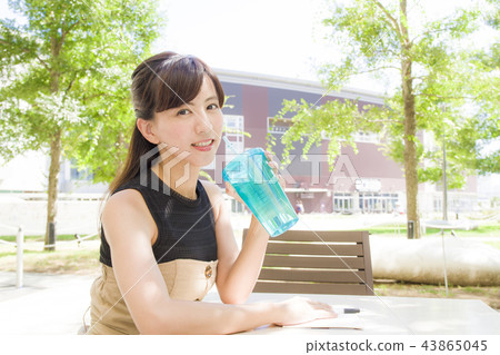 一個女人在開會 一個女人在開會 43865045