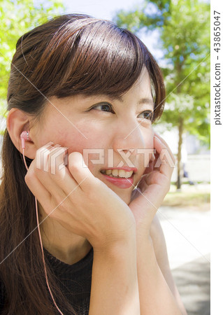 婦女用耳機聽音樂 婦女用耳機聽音樂 43865047