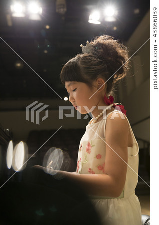 Piano presentation concert image 43866039