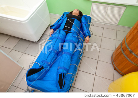 Anti cellulite massage on pressotherapy machine 43867007