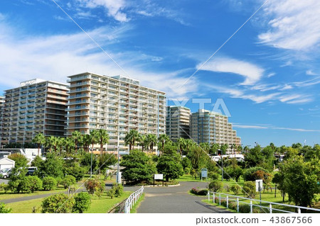 Fresh autumn sky blue sky and apartment street Fresh autumn sky blue sky and apartment street 43867566