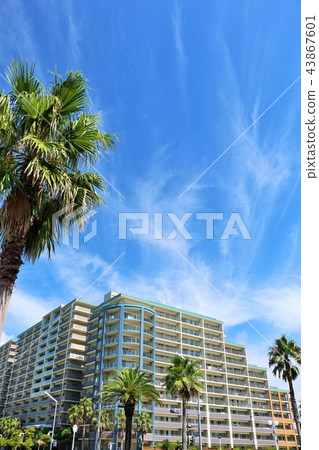 Summer blue sky and resort mansion 43867601