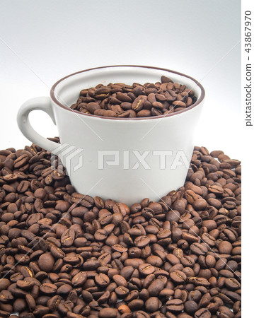 Coffee bean in cup on white background. Coffee bean in cup on white background. 43867970