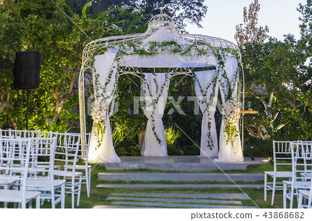 Jewish Hupa , wedding putdoor . Jewish Hupa , wedding putdoor . 43868682