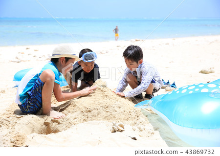 孩子在沙灘上玩 43869732