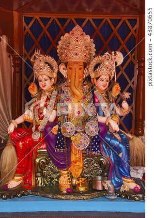 Lord Ganesha with Rddhi and Siddhi, Pune Lord Ganesha with Rddhi and Siddhi, Pune 43870655
