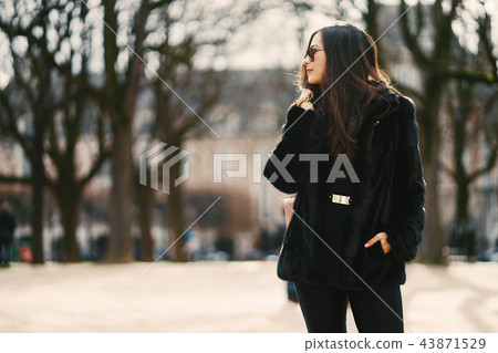 girl walking aroung the streets and the city of Paris girl walking aroung the streets and the city of Paris 43871529