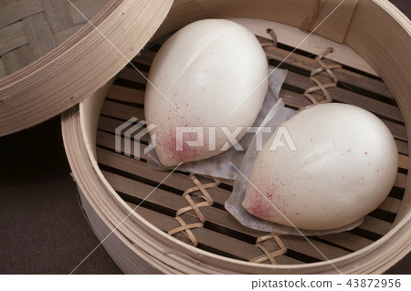 Cantonese Steamed Lotus Seed Paste Buns 43872956