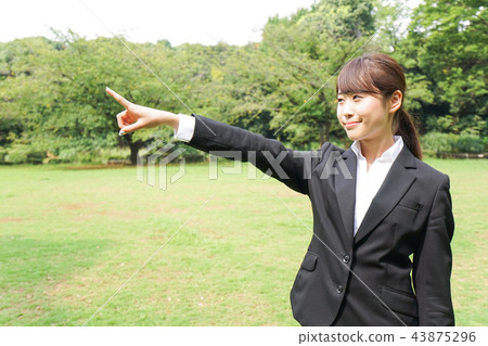 指向的女商人 43875296