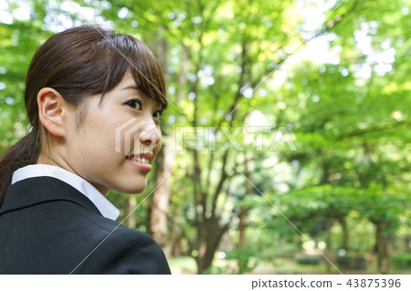 微笑的女商人 43875396