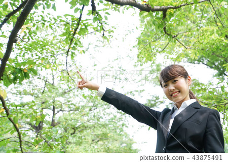 Businesswoman pointing your finger 43875491