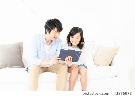 Father daughter tablet 43876978
