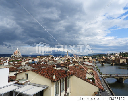 Arno River, Ponte Vecchio and Florence cityscape 43877122