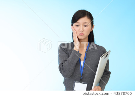Business woman with anxious expression 43878760