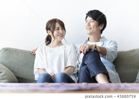 一對夫婦在沙發上放鬆 43880759