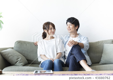 一對夫婦在沙發上放鬆 43880762