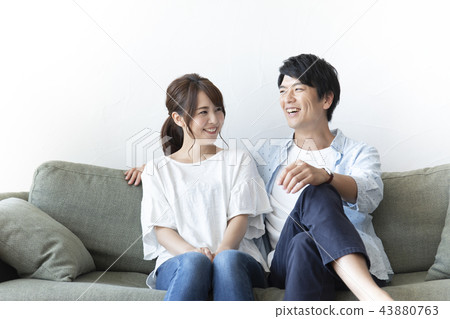 一對夫婦在沙發上放鬆 43880763
