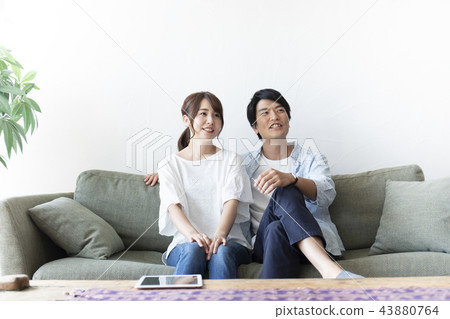 一對夫婦在沙發上放鬆 43880764