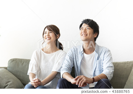一對夫婦在沙發上放鬆 43880765