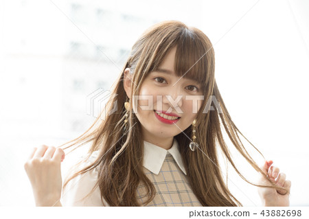 一個女人舉起她的頭髮 一個女人舉起她的頭髮 43882698