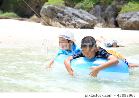 孩子們享受海水浴 43882965
