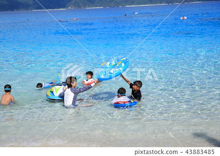 享受海水浴的家庭 图库照片