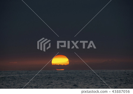 Sunset on Island of Hawaii Sunset on Island of Hawaii 43887056