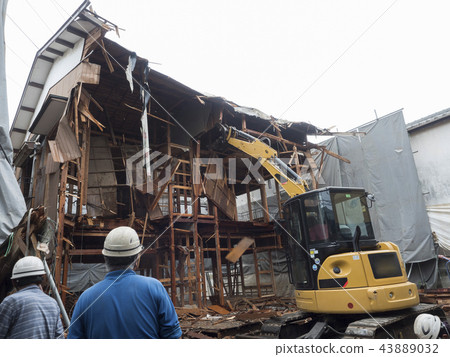 Dismantling work of wooden apartment 43889032