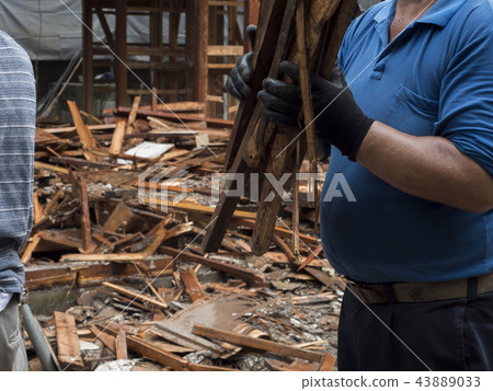 Dismantling work of wooden apartment 43889033