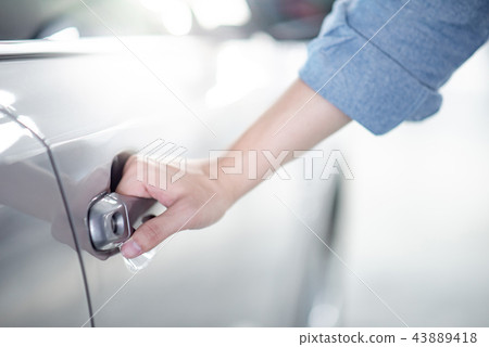 Male hand holding the car door handle Male hand holding the car door handle 43889418