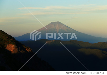 在南阿爾卑斯山的山頂下,從Mt. Kodake小屋在黃昏時分照耀的富士山。 在南阿爾卑斯山的山頂下,從Mt. Kodake小屋在黃昏時分照耀的富士山。 43890731