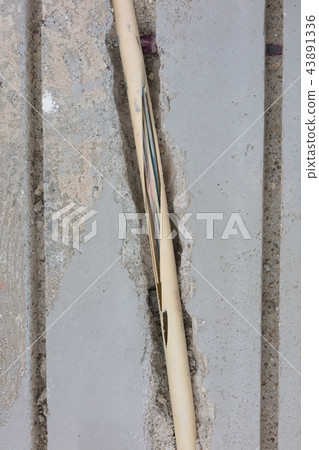 Broken wire in the floor 43891336