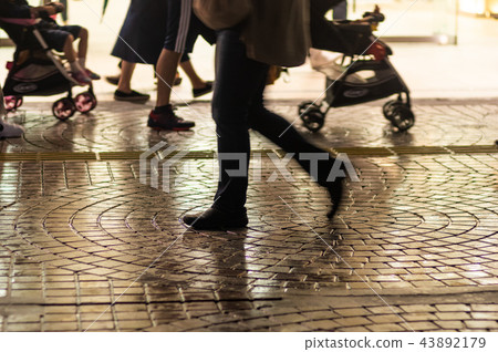 People traveling in the rainy big city 43892179
