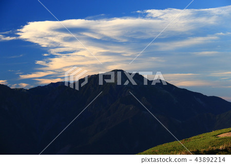 From the Mt. Kodake hut directly below the summit of the southern Alps Mt. Mt. Mt. 43892214