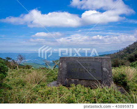 [Izu peninsula] Autumn Nishi Izu skyline [Daruma mountain park road, opening monument] 43895973