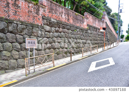 Bunkyo Ward's Muenzaka 43897188