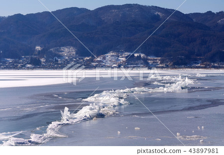 [Nagano Prefecture] Okamiwatari/Omiwatari Lake Suwa (near Akasunazaki Park Grand) Copy Space 2018 43897981