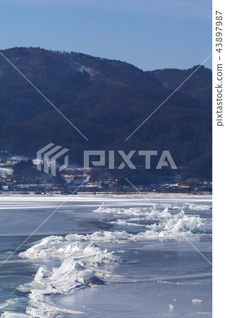[Nagano Prefecture] Okamiwatari/Omiwatari Lake Suwa (near Akasunazaki Park Grand) Copy Space 2018 43897987
