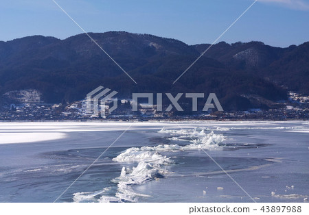 [Nagano Prefecture] Okamiwatari/Omiwatari Lake Suwa (near Akasunazaki Park Grand) Copy Space 2018 43897988