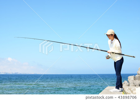 一個女人享受釣魚 43898706