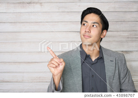 一個微笑的男性指向 一個微笑的男性指向 43898707