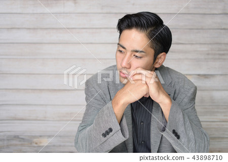 一個臉色沮喪的男人 一個臉色沮喪的男人 43898710
