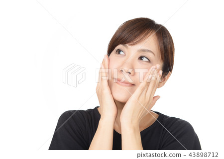 一個微笑的女人 43898712