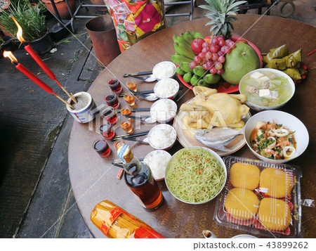 Pay homage Chinese New Year 43899262