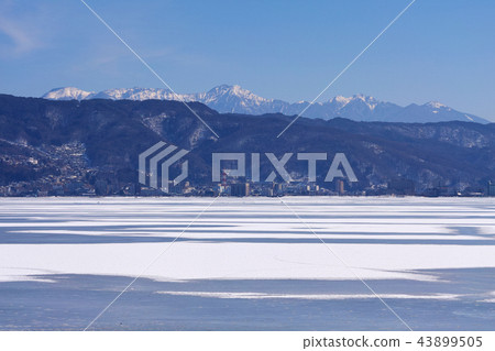 [Nagano Prefecture] Lake Suwa and Yatsugatake that formed ice at the time of the appearance of “God migration” 43899505