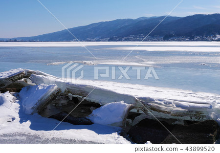 【長野縣】在“Okami Pass”出現時被凍結的Su訪湖的風景 43899520