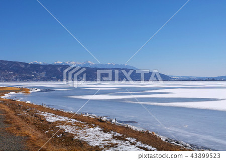 【Nagano Prefecture】 The scenery of Lake Suwa, which was frozen when “Okami Pass” appeared 【Nagano Prefecture】 The scenery of Lake Suwa, which was frozen when “Okami Pass” appeared 43899523