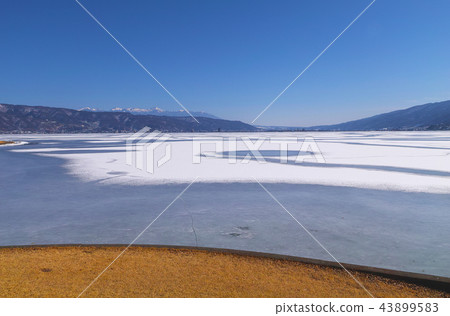 【長野縣】在“Okami Pass”出現時被凍結的Su訪湖的風景 【長野縣】在“Okami Pass”出現時被凍結的Su訪湖的風景 43899583