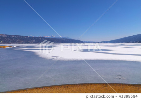 【Nagano Prefecture】 The scenery of Lake Suwa, which was frozen when “Okami Pass” appeared 【Nagano Prefecture】 The scenery of Lake Suwa, which was frozen when “Okami Pass” appeared 43899584