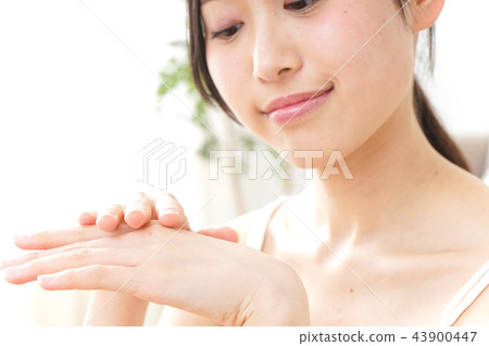 A woman applying a cream 43900447